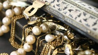 Politicienii care au bijuterii si tablouri de sute de mii de euro si-au declarat averile! Vezi cine sunt cei mai bogati colectionari!