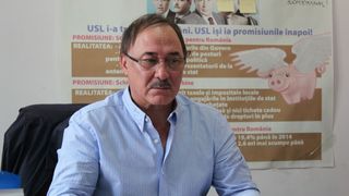 Politicianul care are mai multe bijuterii ca manelistii! Senatorul Alexandru Peres detine trei lantisoare, o bratara, cinci inele de aur si doua perechi de cercei!