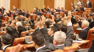 Senatul Romaniei a adoptat tacit reducerea numarului de parlamentari la 300. "Normal ar fi sa dezbatem si sa aprobam asta si in Camera Deputatilor!"