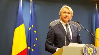 Imagini ruşinoase la Guvern. Un g&acirc;ndac s-a aşezat pe steagul Rom&acirc;niei