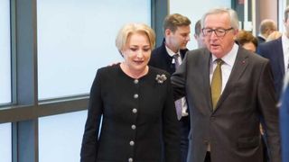 Imagini uluitoare. Viorica Dăncilă, surprinsă &icirc;n timp ce se ţine de m&acirc;nă cu Jean Claude Junker