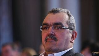 Fostul ministru Miron Mitrea e tare m&acirc;ndru de soţia lui: &rdquo;Am pus o poză cu iubita mea pentru că e, evident, mult mai frumoasă. Dec&acirc;t mine desigur!&rdquo;