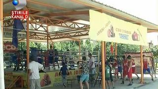 Un antrenor cat un stat intreg. A construit la el acasa sala de sport unde isi antreneaza micii campioni