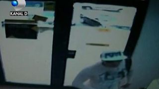 Primele imagini cu autorul jafului din Bistrita. Ce au surprins camerele de vedere este socant