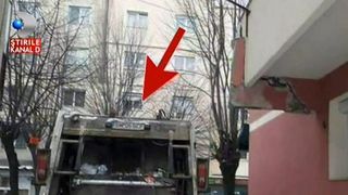 Dorel loveste din nou. Soferul unei masini de gunoi a facut accident cu un ... balcon