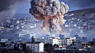 28 de persoane au murit in bombardamentele asupra unei tabere din nordul Siriei!
