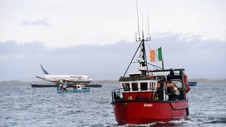 Imagini extraordinare! Nu i-au dat voie sa transporte acest Boeing pe pamant si i-a venit o idee geniala!