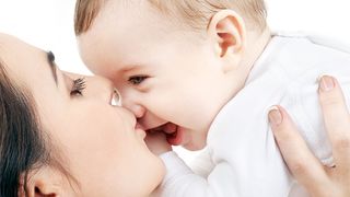 O mama si-a sarutat fetita pe gura si a imbolnavit-o mortal! Avertisment pentru toti parintii care fac asta