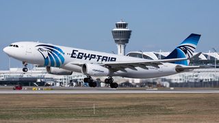 Avionul EgyptAir, care efectua o cursa intre Paris si Cairo, s-a prabusit in Marea Mediterana. La bordul aeronavei se aflau 66 de persoane. Premierul egiptean nu exclude ipoteza unui atac terorist