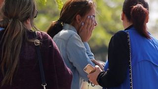 Momente cumplite pentru rudele pasagerilor aflati in avionul EgyptAir, disparut deasupra Marii Mediterane: "Nu stim nimic sigur"