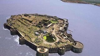 Fortareata Murud-Janjira a ramas necucerita de-a lungul istoriei! Fortul marin indian, amplasat pe o insula stancoasa, arata spectaculos si in zilele noastre