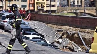 O surpare uriasa din centrul orasului italian Florenta a inghitit 20 de masini