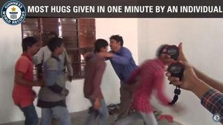Un indian a stabilit un nou record mondial de imbratisari intr-un minut! In graba dupa succes, el i-a apucat pe 4 dintre ei de gat!