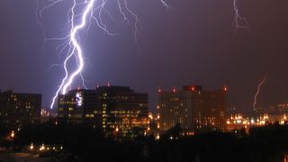 35 de raniti, dintre care trei in stare grava, dupa ce un teren de fotbal a fost lovit de fulger