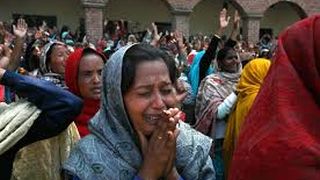 Cruzime infioratoare. O tanara de 19 ani din Pakistan a fost arsa de vie pentru ca a refuzat sa se casatoreasca cu fostul ei sef