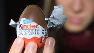 Un copil de sase ani a gasit un ou de ciocolata si a avut intr-adevar parte de o "surpriza". Cand mama sa a vazut ce se afla inauntru a alertat politia