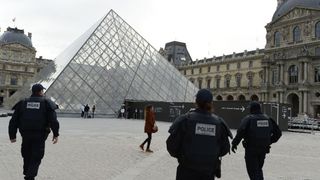 Cel mai mare muzeu din lume a fost inchis. Operele de arta sunt mutate intr-un loc sigur, dupa ce inundatiile au facut ravagii in Paris