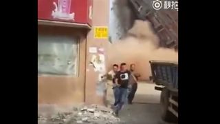 Demolare gresita in China. O cladire s-a prabusit peste muncitori