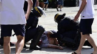 Un suporter englez se zbate intre viata si moarte dupa ce a fost batut de fanii rusi, la Marsilia. Barbatul a suferit un stop cardiac si e in stare grava