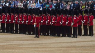 Eveniment socant la parada dedicata aniversarii reginei Elisabeta. Un soldat britanic a cazut lat la pamant chiar in timpul ceremoniilor
