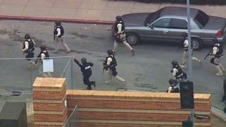 Panica in Toronto! "Avem imaginea unui individ imbracat in negru, care are o cagula. Exista informatii ca ar avea o arma de foc"