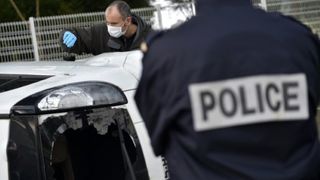 Un politist francez si sotia sa au fost ucisi intr-o suburbie din Paris. ISIS a revendicat atacul