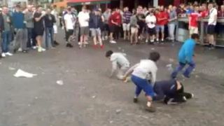 Imaginile umilintei. Suporterii englezi injosesc cativa copii rromi, aruncandu-le monede pe jos si distrandu-se pe seama lor