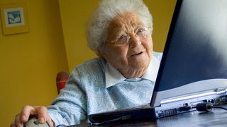 O bunicuta de 86 de ani a induiosat o lume intreaga. Batranica folosea intotdeauna „te rog si multumesc” atunci cand cauta ceva pe internet. Ce mesaj i-au lasat cei de la Google