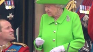 "Ridica-te, William!" Momentul amuzant cand Regina Elisabeta a II-a il atentioneaza pe Printul William la o ceremonie. Imaginile au devenit virale