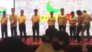 Imagini socante. Presedintele unei banci din China si-a batut cativa angajati la fund cu bat