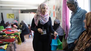 Conflictele din Siria au lasat orasele pline de femei singure. Lesbianele au sansa sa-si gaseasca perechea intr-o tara care interzice relatiile intre persoanele de acelasi sex