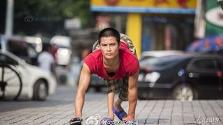 Imagini emotionante. Un barbat, care sufera de poliomielita, a pornit in maini si in picioare in cautarea fiul lui sau disparut