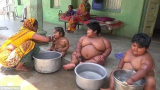 Drama copiilor sumo. Au fost operati pentru a slabi, insa se ingrasa mai mult ca oricand. Tatal lor nu mai stie ce sa faca: "Burta lor e un abis. Imi vand si un rinichi ca sa-i ajut"