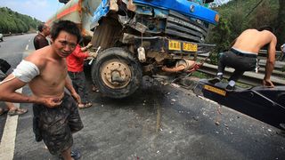 Carnagiu in China. Cel putin 30 de oameni au murit intr-un accident de autobuz