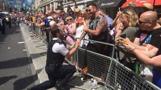 Un politist si-a cerut iubitul in casatorie in timpul paradei gay