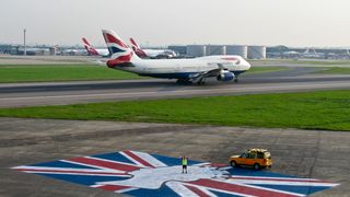 Avion, evacuat de urgenţă pe aeroportul Heathrow din Londra! Toboganele de urgenţă au fost activate