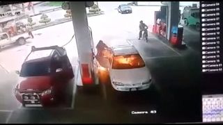 Explozie la o benzinarie din Malaezia. Un baiat de 7 ani a aprins o bricheta. Imagini cutremuratoare cu mama lui incercand sa il salveze din masina