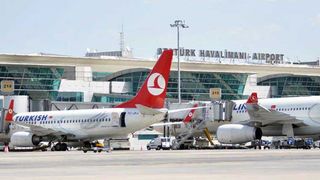 Cipe de groaza pentru un premier european. Avionul in care acesta se afla a aterizat pe aeroportul Ataturk in momentul declansarii exploziilor