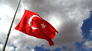 Zi de doliu national pentru Turcia. Drapelele vor fi coborate in berna pe tot parcursul zilei