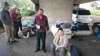 O familie de romani s-a stabilit sub un pod din Londra: "Vrem sa ne intoarcem acasa, dar n-avem bani de bilet"