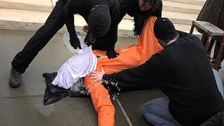 Donald Trump: "Focul trebuie combatut cu foc. Jihadistii trebuie supusi practicii simularii inecului in timpul interogarii"