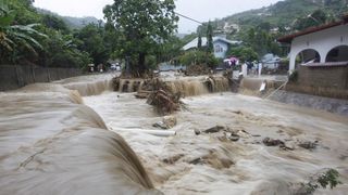 Treizeci de persoane si-au pierdut viata in urma viiturilor in nordul Pakistanului