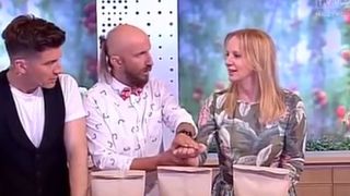 Un numar de magie nereusit a trimis-o direct la spital. Prezentatoarea unui post de televiziune din Polonia s-a trezut cu un cui infipt in mana in urma actului de magie