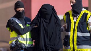 Emiratele Arabe Unite le recomanda cetatenilor sa evite purtarea hainelor traditionale in afara granitelor tarii, dupa ce un emiratez a fost retinut in SUA, fiind confundat cu un membru ISIS