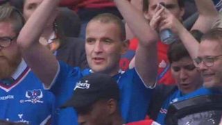 Tipul din imagine este presedintele Islandei. A refuzat un loc VIP la meciul cu Franta pentru a se bucura din tribune, alaturi de compatriotii lui