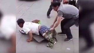 Aveti grija de cine va e mila! S-a prefacut ca are picioarele amputate doar pentru a primi bani. A fost insa demascat. Videoclipul cu acest barbat a devenit viral