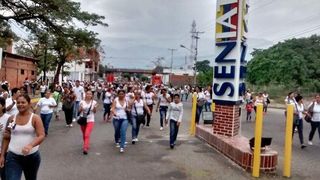 Venezuela: 500 de femei au infruntat militarii Garzii Nationale pentru a-si putea hrani copiii