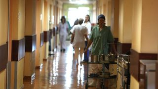 O superciuperca ameninta Marea Britanie: O unitate de terapie intensivă dintr-un spital londonez a fost &icirc;nchisă, zeci de persoane sunt afectate. Medicii nu stiu cum sa elimine infectia mortala