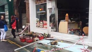 Miting de solidaritate al britanicilor in fata magazinului romanesc incendiat in Anglia