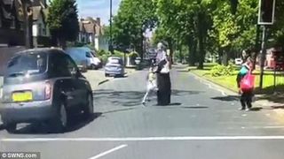 La un pas sa fie spulberata pe trecerea de pietoni, de mana cu fiica ei. Imagini cutremuratoare cu o mama care-si salveaza fiica de un sofer care trece pe rosu